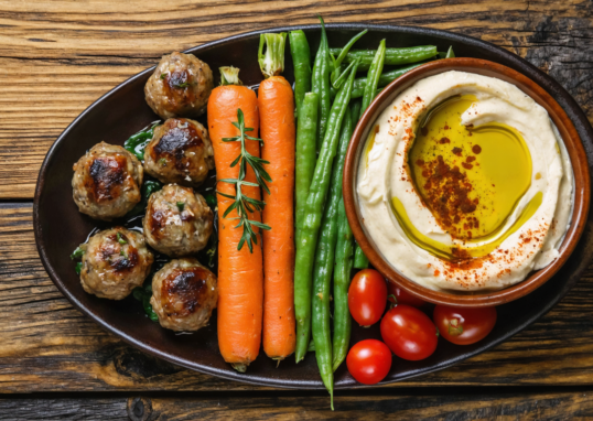 découvrez la recette parfaite de boulettes de viande savoureuses et légumes frais, accompagnées d'un houmous onctueux pour un repas équilibré et délicieux.